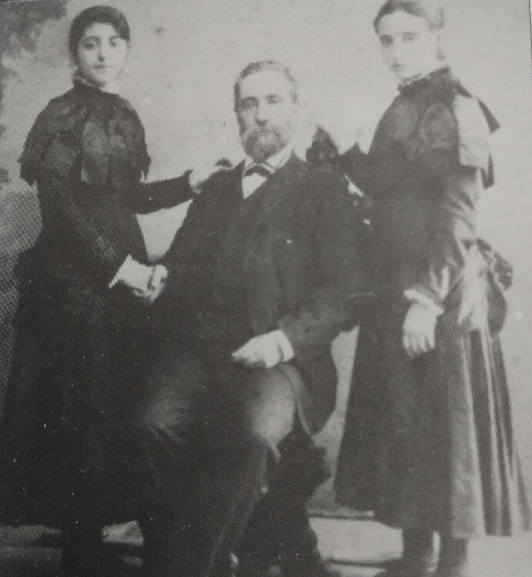 L'avvocato Canetto con le figlie Maria e Giovannina (Maria è quella che tiene per mano il padre)